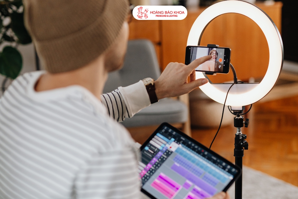 What Does the Simplest Livestream Setup for Online Selling Include?