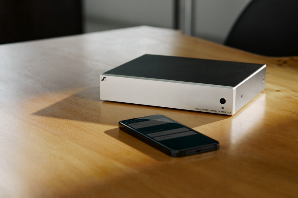 Sennheiser MOBILECONNECT STATION: Giải Pháp Hỗ Trợ Nghe Thông Minh Qua Smartphone Cho Không Gian Hiện Đại
