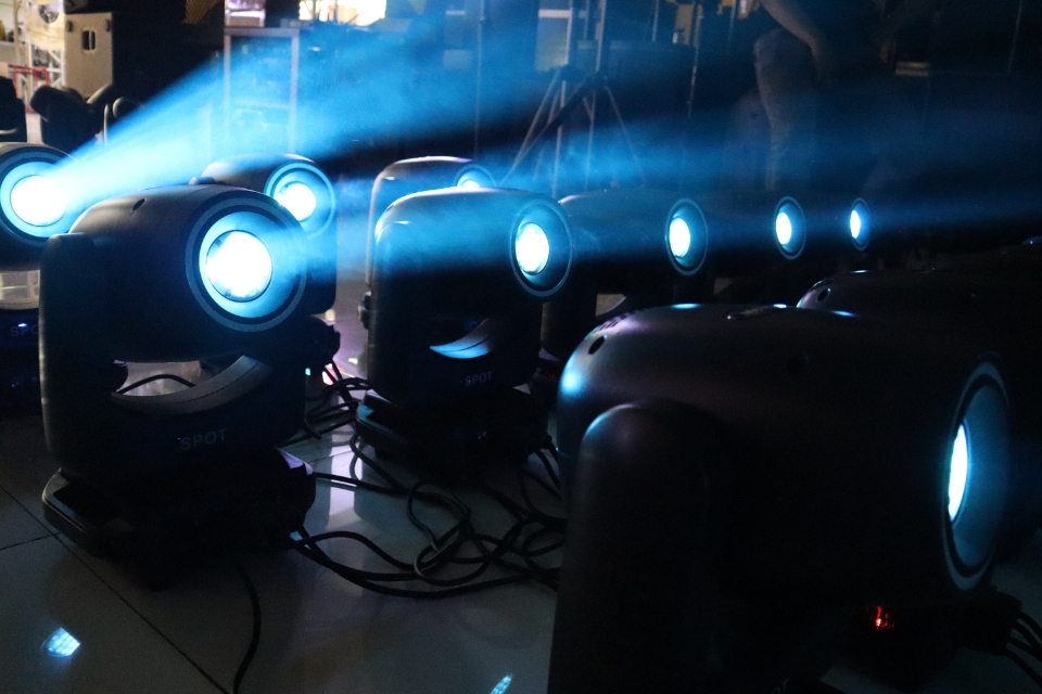 LED SPOT 200: Moving Head Spot Hybrid Ba Trong Một Cho Sân Khấu Indoor 