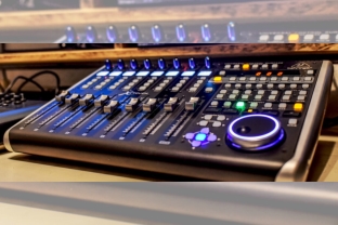 X-TOUCH: Bộ Điều Khiển DAW Chuyên Nghiệp Hay Mixer Đa Năng?