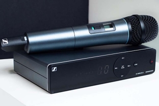 So sánh Micro Sennheiser XSW 1-825-B và XSW 1-835-B: Lựa chọn nào phù hợp?